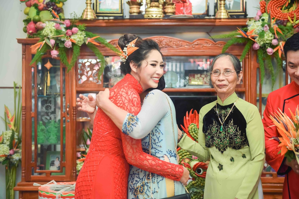 Hoa hậu Đại dương Đặng Thu Thảo và chồng đại gia rực đỏ trong lễ đính hôn - Tin sao Viet - Tin tuc sao Viet - Scandal sao Viet - Tin tuc cua Sao - Tin cua Sao