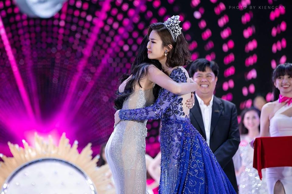 
Khoảnh khắc trao vương miện cho tân Hoa hậu Việt Nam, Đỗ Mỹ Linh đã bật khóc khiến vạn con tim như "vỡ vụn", đồng cảm với cảm xúc của nàng hậu đến từ Hà Thành này.