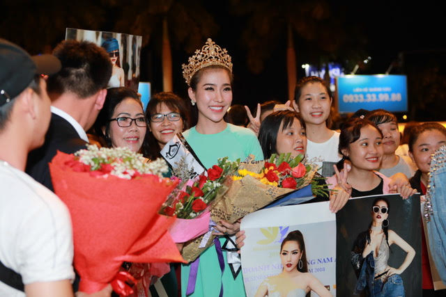 
Hoàng Y Nhung rạng rỡ và chụp hình lưu niệm với fan hâm mộ tại sân bay. Gia đình và những người yêu mến cô đã chuẩn bị rất chu đáo để chào đón tân Hoa hậu.