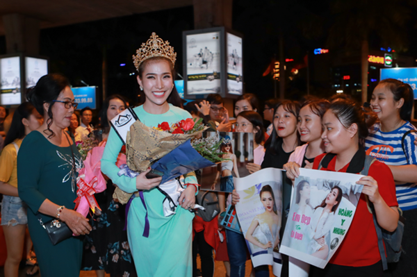 Hoàng Y Nhung rạng rỡ trở về nước sau khi đăng quang Hoa hậu Sắc đẹp toàn cầu 2018