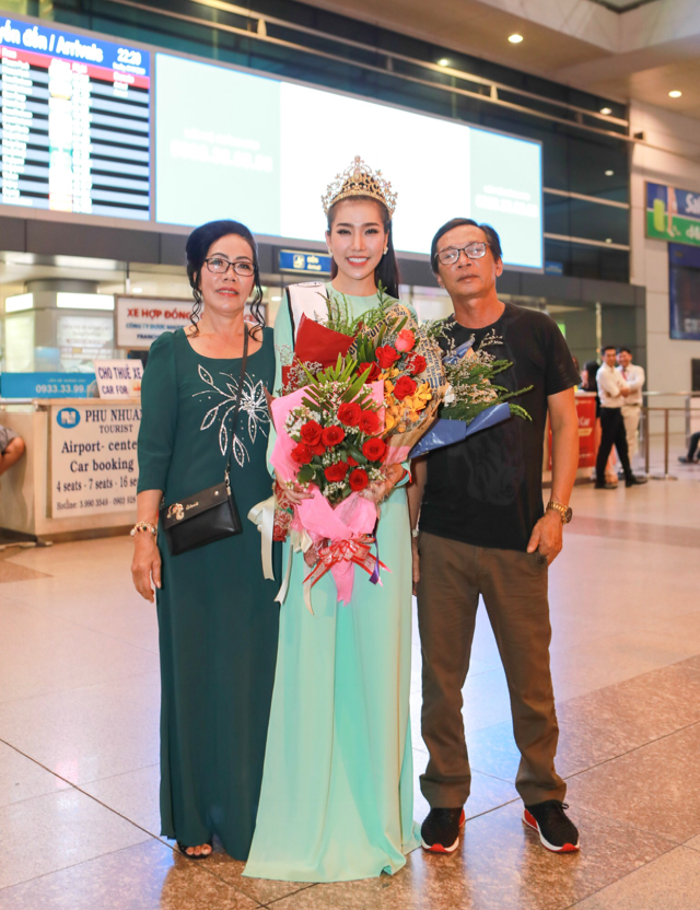 
Ba mẹ của Hoàng Y Nhung đã có mặt tại sân bay từ rất sớm để đón chào người đẹp trở về. Đăng quang ngôi vị Hoa hậu vừa là niềm vui, hạnh phúc của cá nhân người đẹp vừa là niềm hãnh diện của gia đình và những fan hâm mộ của Y Nhung.