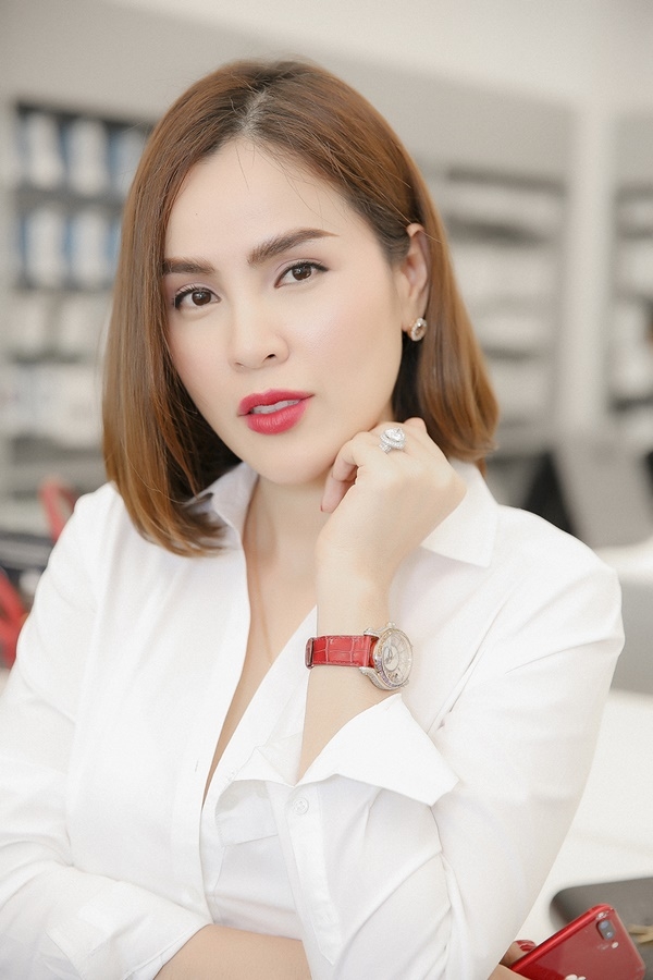 Hoa hậu Phương Lê đeo đồng hồ 3 tỷ dự sự kiện của gia đình chồng Hà Tăng