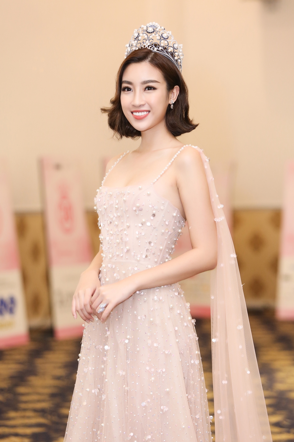 
Tại buổi họp báo Hoa hậu Đỗ Mỹ Linh cho biết cô vô cùng bồi hồi và xúc động khi chỉ còn hơn 10 ngày nữa sẽ kết thúc nhiệm kì 2 năm đương nhiệm Hoa hậu Việt Nam.