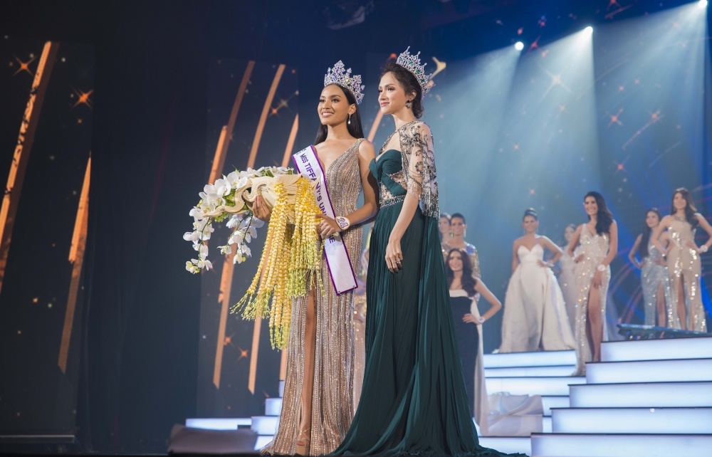 
Hoa hậu Hương Giang ghi lại khoảnh khắc đăng quang đáng nhớ cùng Miss Tiffany's Thái Lan 2018.