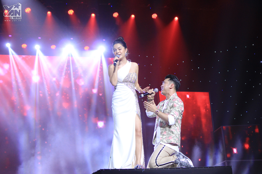 
Màn song ca của Phạm Quỳnh Anh và Ưng Hoàng Phúc đã gợi nhắc khán giả về âm nhạc Việt thời 8x.