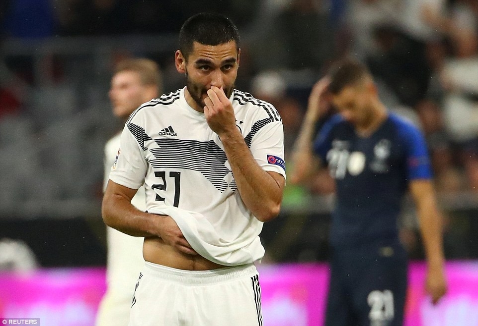 
Trở thành tâm điểm của những lời miệt thị là điều đáng buồn với tiền vệ mang áo số 21 này, nhất là trong bối cảnh anh đang tỏ rõ quyết tâm cống hiến cho đội tuyển Đức trong ngày trở lại sau thời gian dài vắng bóng.