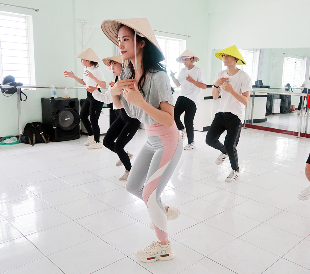 Đông Nhi đội nón lá, ráo riết luyện tập cho Đại hội âm nhạc Châu Á 2018