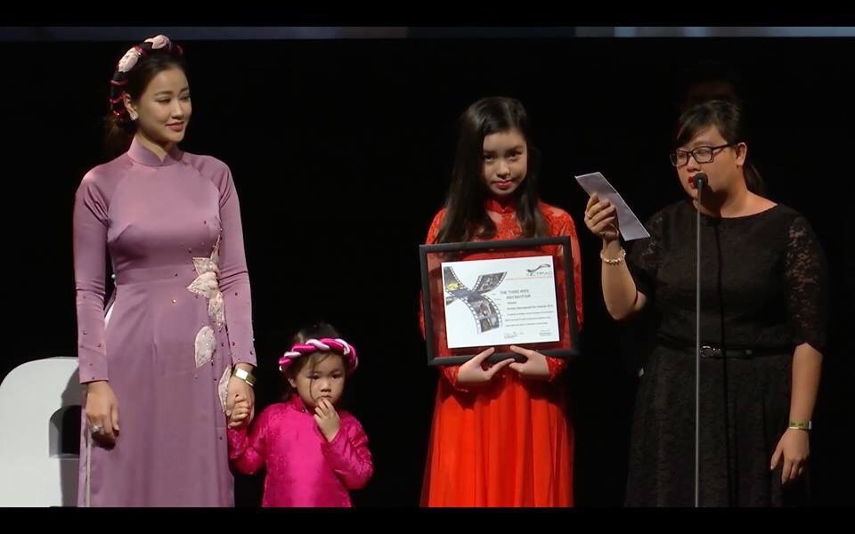 
Maya cùng con gái lên sân khấu nhận giải thưởng