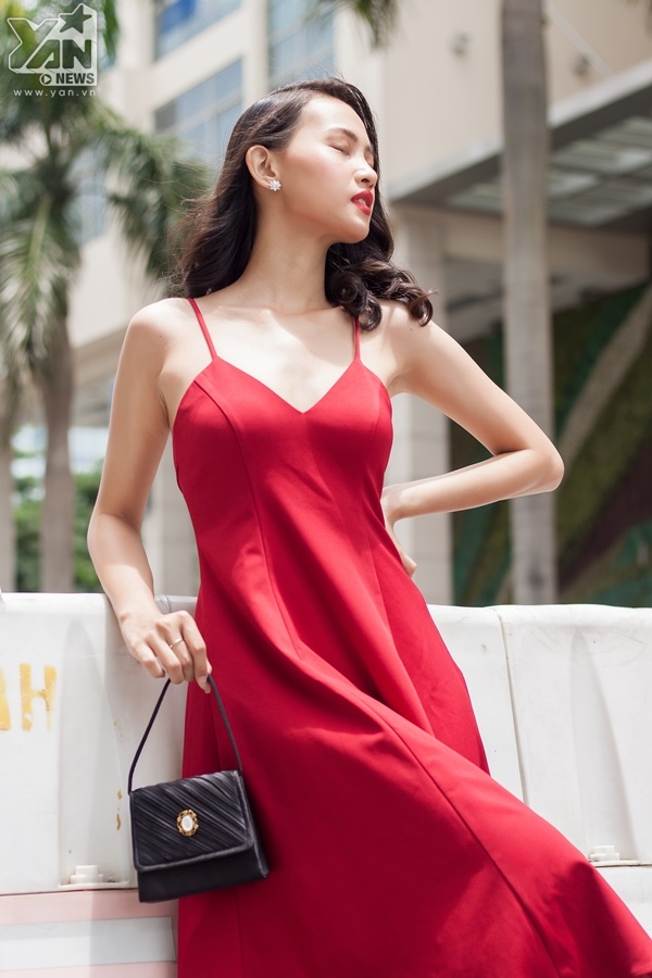 
Thỏa sức khoe sắc quyến rũ ngày cuối tuần, cô bạn Hương Trà không quá cầu kì trong lối chọn item. Thay vào đó là chiếc váy 2 dây, sắc đỏ rực rỡ, cực nóng bỏng khi khoe đường cong quyến rũ.