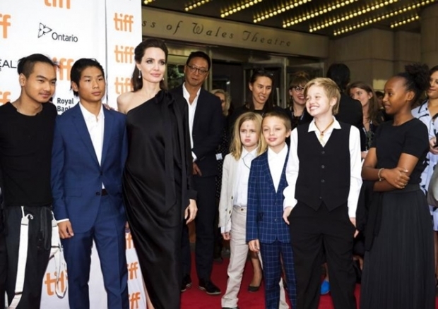 Sau khi ly hôn cùng tài tử Brad Pitt, hiện nữ diễn viên đang có cuộc sống bình yên bên 6 người con.