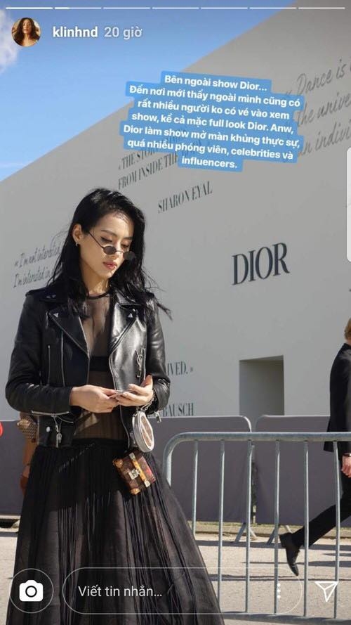 
Cô nàng đăng tải hình ảnh từ ngoài khu vực diễn ra show Dior kèm dòng trạng thái tiếc nuối vi không có vé vào xem. Người đẹp diện nguyên cây hàng hiệu cực chất từ đầu đến chân, chỉ check in vòng ngoài như thế này thôi mà Khánh Linh đã khiến bao fan "rụng rời".