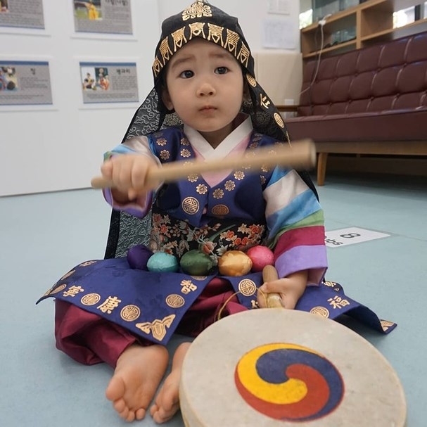 
Các em nhỏ tại Hàn Quốc được khoác lên mình những bộ trang phục truyền thống để cùng đón Trung thu với gia đình