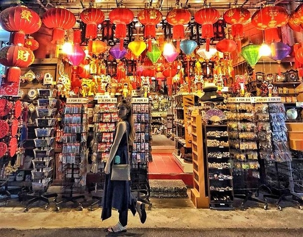 
Tại con phố China Town, những chiếc đèn lồng sặc sỡ được treo ở khắp mọi nơi
