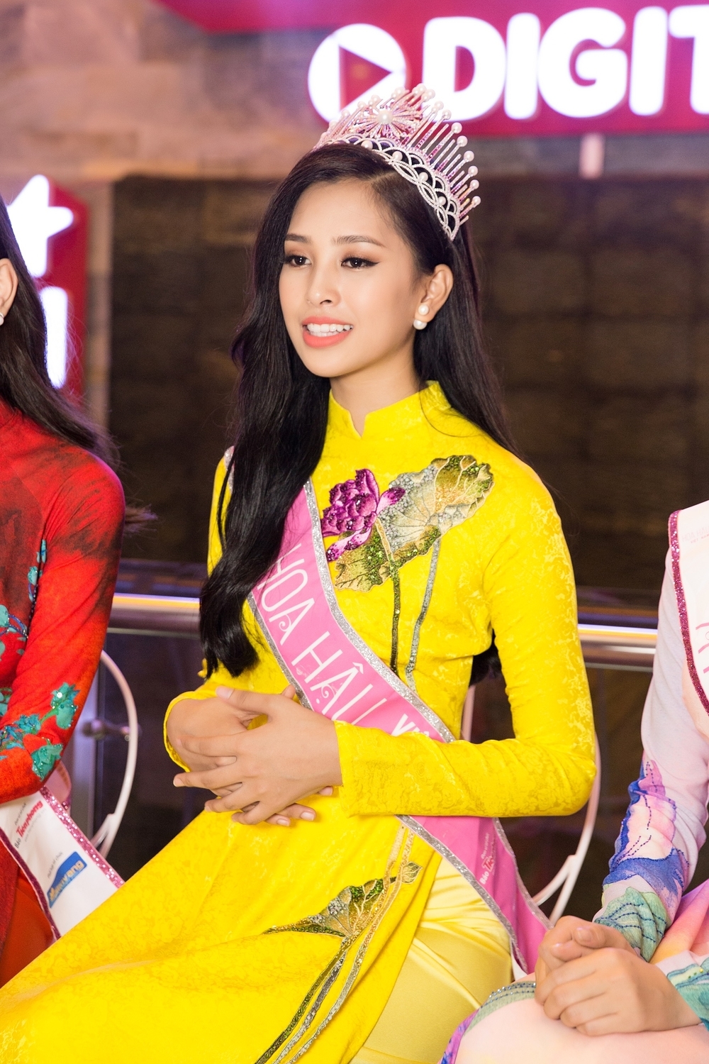 
Hoa hậu Trần Tiểu Vy quả không hổ danh với ngôi vị và vương miện mà mình được trao khi xuất hiện trong buổi phỏng vấn gần nhất, mỹ nhân nhỏ tuổi này đã lan tỏa sức hút mạnh mẽ với nahn sắc được tô điểm layout phù hợp, ngọt ngào.