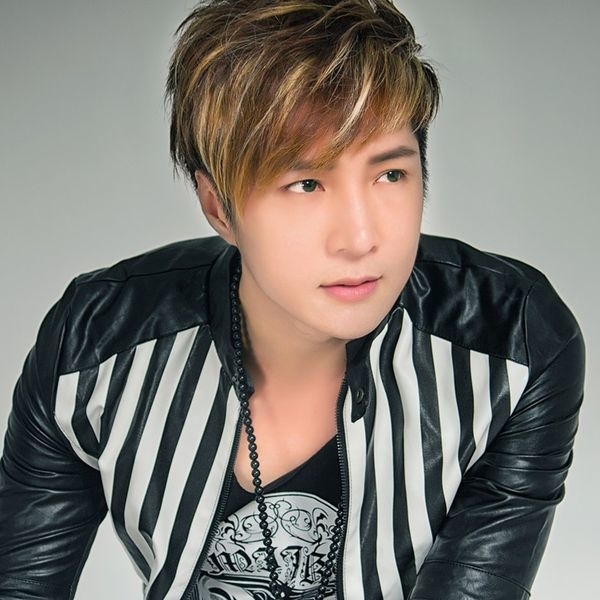 
Lâm Chấn Khang là một trong những ca sĩ nhận được nút vàng YouTube của Việt Nam.