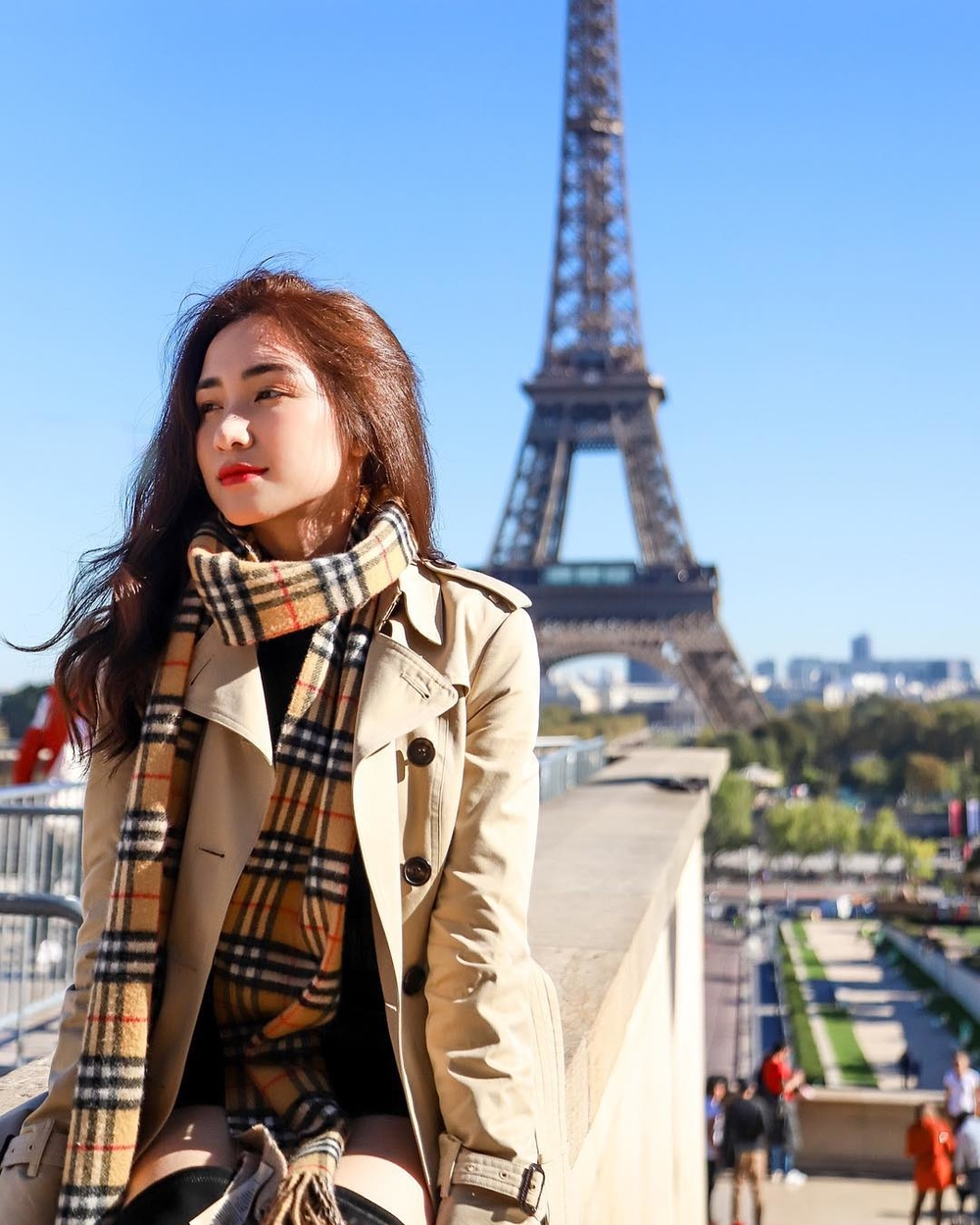
Hòa Minzy khiến công chúng xuýt xoa khi cập nhật loạt ảnh đang vi vu tại Paris, Pháp - 1 trong 4 kinh đô tráng lệ và đáng đặt chân đến nhất thế giới.