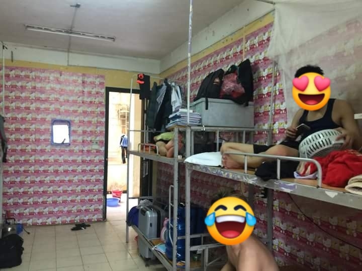 
Miệt mài làm việc cả ngày để cho ra đời chiếc phòng nam tính nhất Vịnh Bắc Bộ - Ảnh: Internet