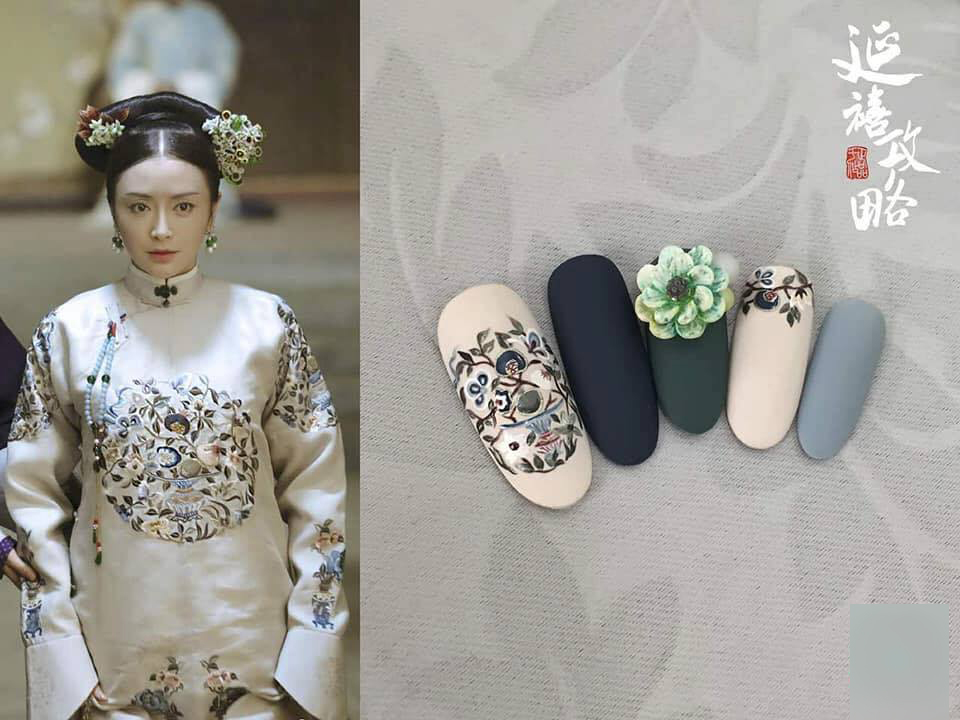 
Đầu tiên là bộ móng tay lấy cảm hứng từ thường phục màu trắng chủ đạo của Hoàng hậu Phú Sát Dung Âm.