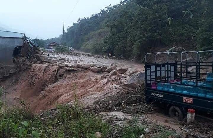 Lai Châu: Lũ quét bất ngờ khiến 3 người chết và mất tích, nhiều tuyến đường bị sạt lở, tắc nghẽn