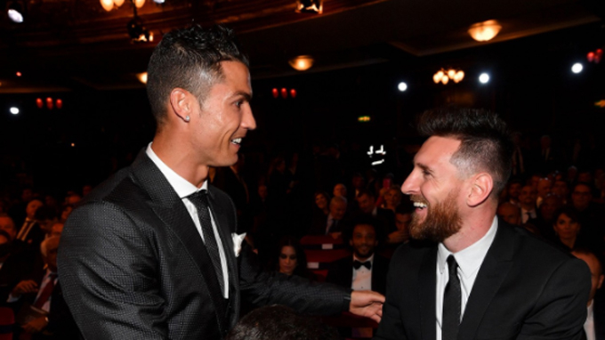 
Ronaldo và Messi tại The Best 2017.