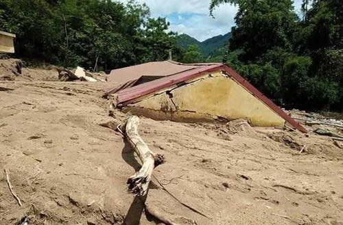 Mưa lũ, sạt lở đất khiến 16 người chết và mất tích, nhiều nơi tan hoang sau trận lũ kinh hoàng