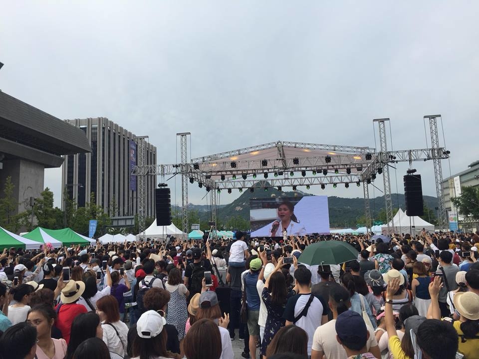 Bị fan vây kín khi biểu diễn tại Hàn Quốc, CDM không ngờ Mỹ Tâm lại nổi tiếng đến mức này