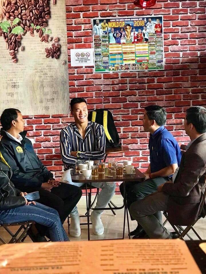 
Bùi Tiến Dũng có buổi cafe thân mật với BLĐ Hoàng Anh Gia Lai.