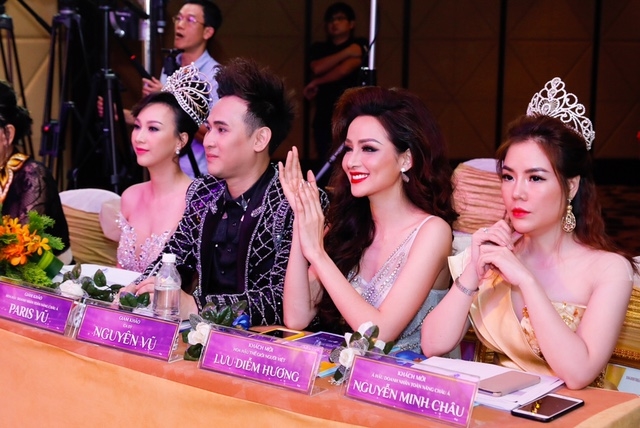 Hoa hậu Diễm Hương khoe nhan sắc khác lạ bên Nguyên Vũ ở Malaysia
