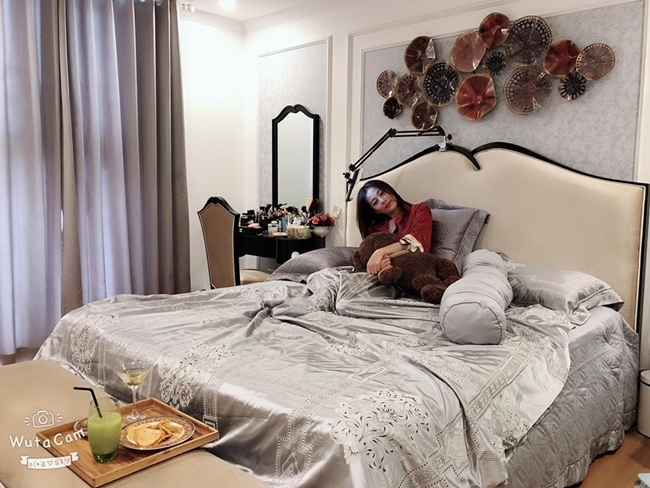 
Phòng ngủ của Phương Oanh chẳng khác gì không gian của các khách sạn 5 sao.