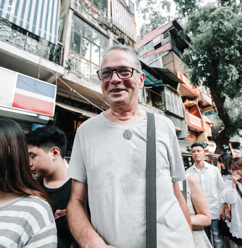 
Du khách nước ngoài cảm thấy thích thú với tết trung thu Việt Nam - Ảnh: Trân Nguyễn