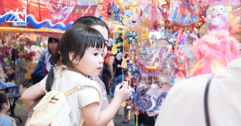 
Trẻ em háo hức khi được bố mẹ dẫn đi tham quan Phố lồng đèn - Ảnh: Trân Nguyễn