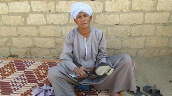 
Ngày ngày, bà Sisa Abu Daooh vẫn đánh giày tại góc phố quen thuộc để kiếm sống.