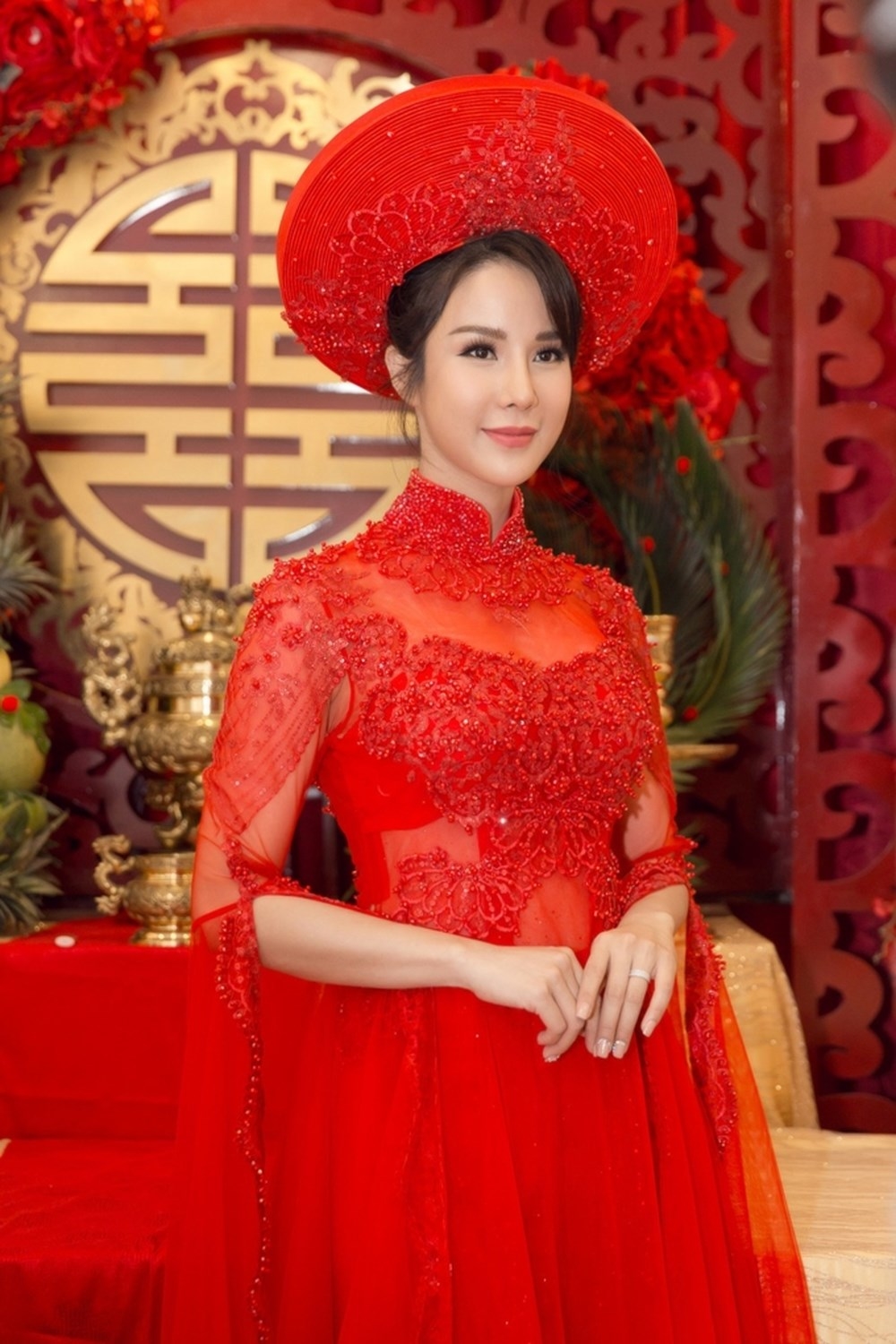 
Hồi tháng 5 vừa qua, Diệp Lâm Anh cũng chính thức "theo chồng về dinh" khi diện áo dài đỏ phom dáng lạ mắt với phần tay xẻ rất ấn tượng.