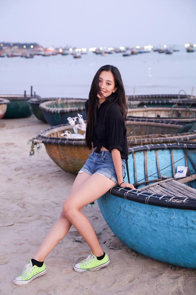 Ngắm nhìn nhan sắc đời thường và đường cong nóng bỏng của tân Hoa hậu Việt Nam 2018 - Trần Tiểu Vy