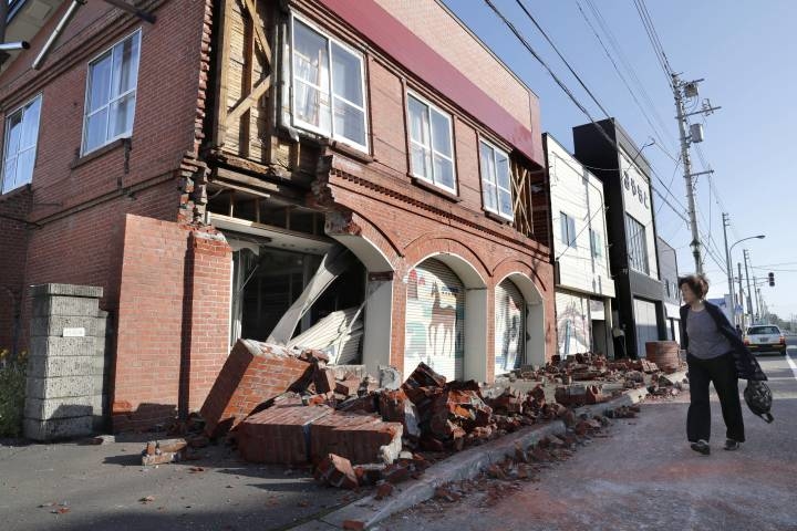 
Nhà cửa đổ nát sau động đất.