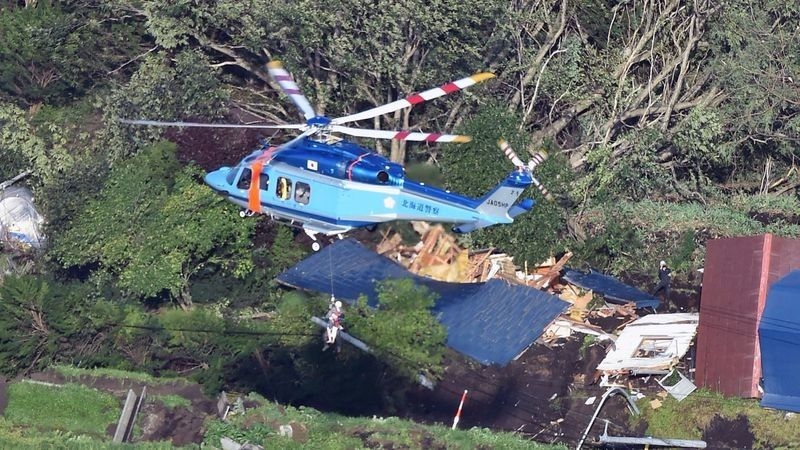 
Lực lượng cứu hộ phải dùng trực thăng ở những nơi địa hình hiểm trở.