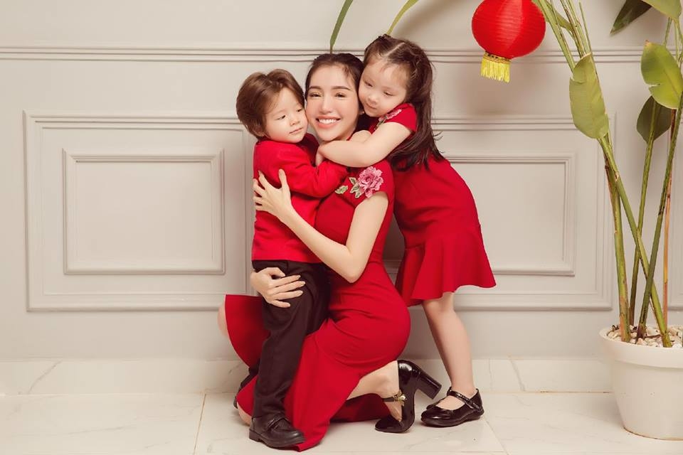 
Dường như thông qua những set đồ đỏ rực rỡ, nét mặt tươi tắn, bộ ảnh gia đình của Elly Trần muốn mang nguồn cảm hứng ý nghĩa về một mùa Trung Thu của sự đoàn viên và hạnh phúc. Mỹ nhân chia sẻ: "Tết Đoàn Viên sum họp, nơi nào ta có nhau, nơi đó gọi là nhà".