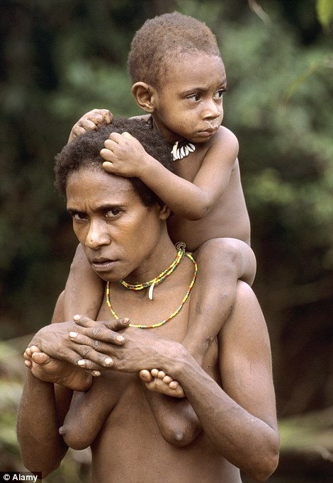 
Một phụ nữ Korowai và con.