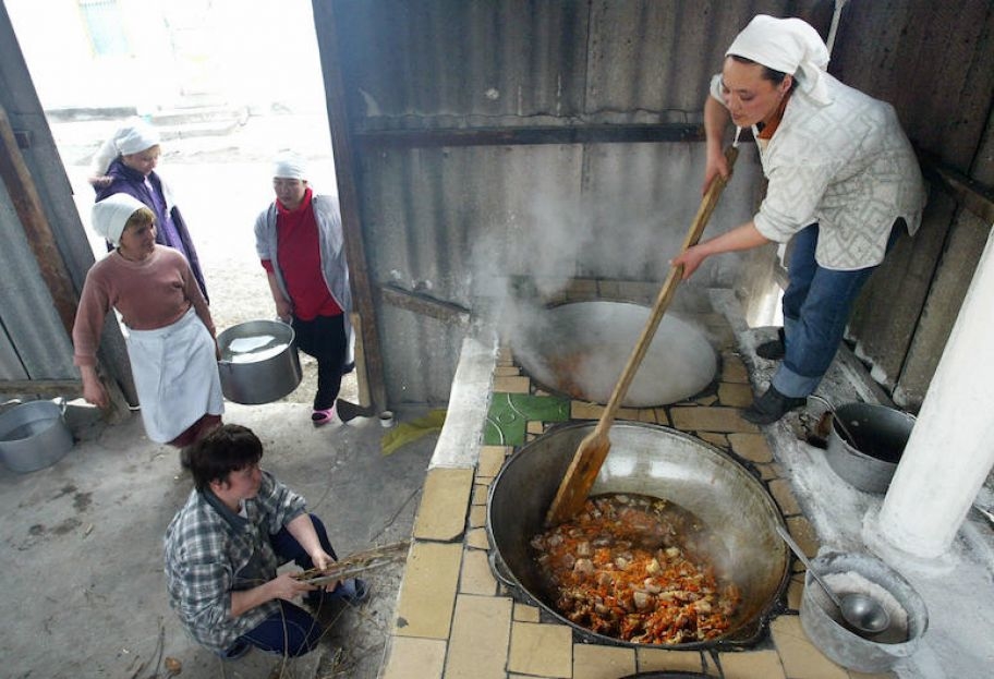 
Bữa ăn của những tù nhân ở Kyrgyzstan được thực hiện trong điều kiện cơ sở vật chất khá tồi tàn và thiếu thốn. Tuy nhiên bữa ăn cũng được đảm bảo đầy đủ dinh dưỡng.