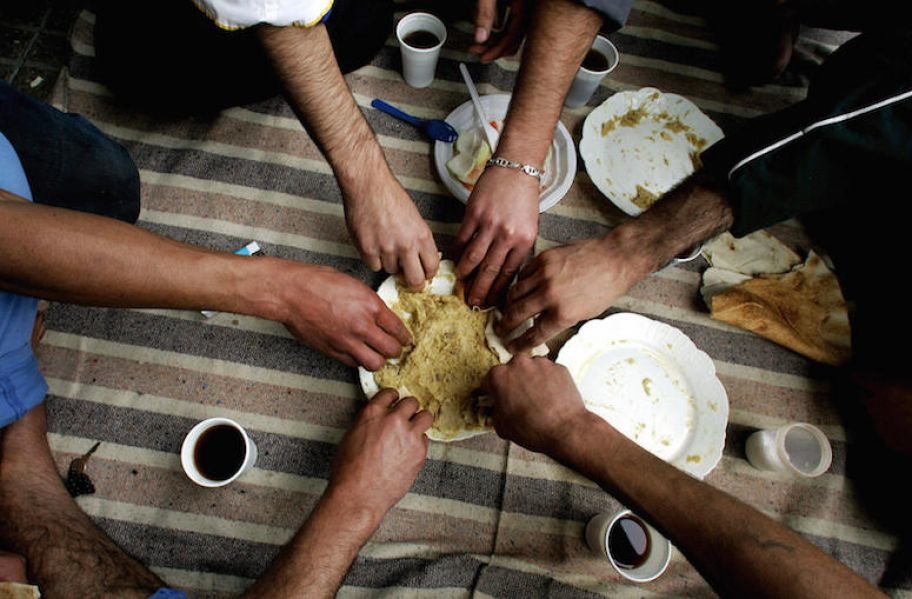 
Các tù nhân ở nhà tù Roumieh Li Băng sẽ cùng chia với nhau một đĩa thức ăn. Đây là một trong những nhà tù lớn nhất ở khu vực Trung Đông.