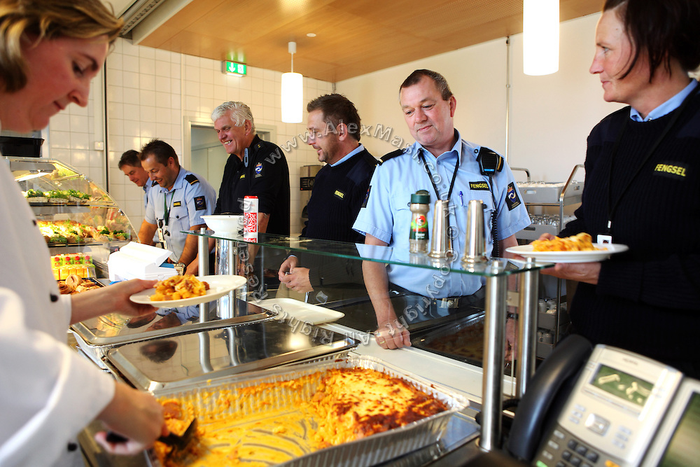 
Quốc gia có bữa ăn trong tù đỉnh nhất thế giới là Na Uy. Tại đây tù nhân được thưởng thức những bữa ăn như buffet căn tin với những món ăn thông thường, hoặc thậm chí những món ăn được phục vụ tại nhà hàng với những gia vị ăn kèm tùy khẩu vị.