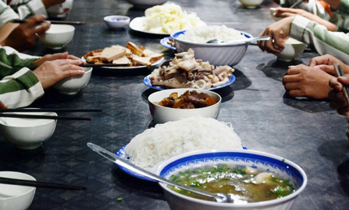 
Bữa cơm tại các trại giam ở Việt Nam có đầy đủ các món cơm, canh, thịt... như bữa cơm bình thường