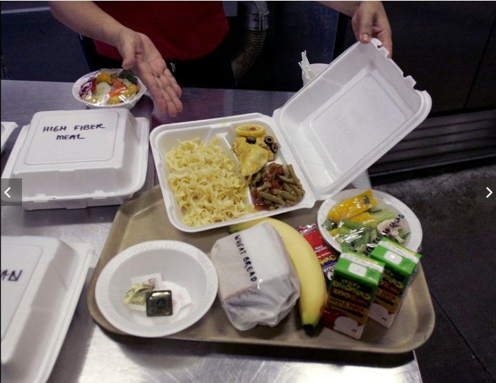 
Đây là một bữa ăn cơ bản của tù nhân ở trại Vịnh Guantanamo, Cuba. Bữa ăn bao gồm bánh mì, chuối, nước ép trái cây, mì và rau củ.