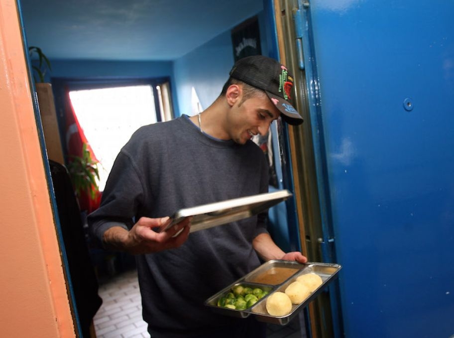 
Một tù nhân trẻ tuổi ở nhà tù Iserlohn nước Đức đang kiểm tra bữa ăn hôm nay của anh. Thực đơn chỉ gồm 3 củ khoai tây luộc, một ít bắp cải con và nước sốt ăn kèm.