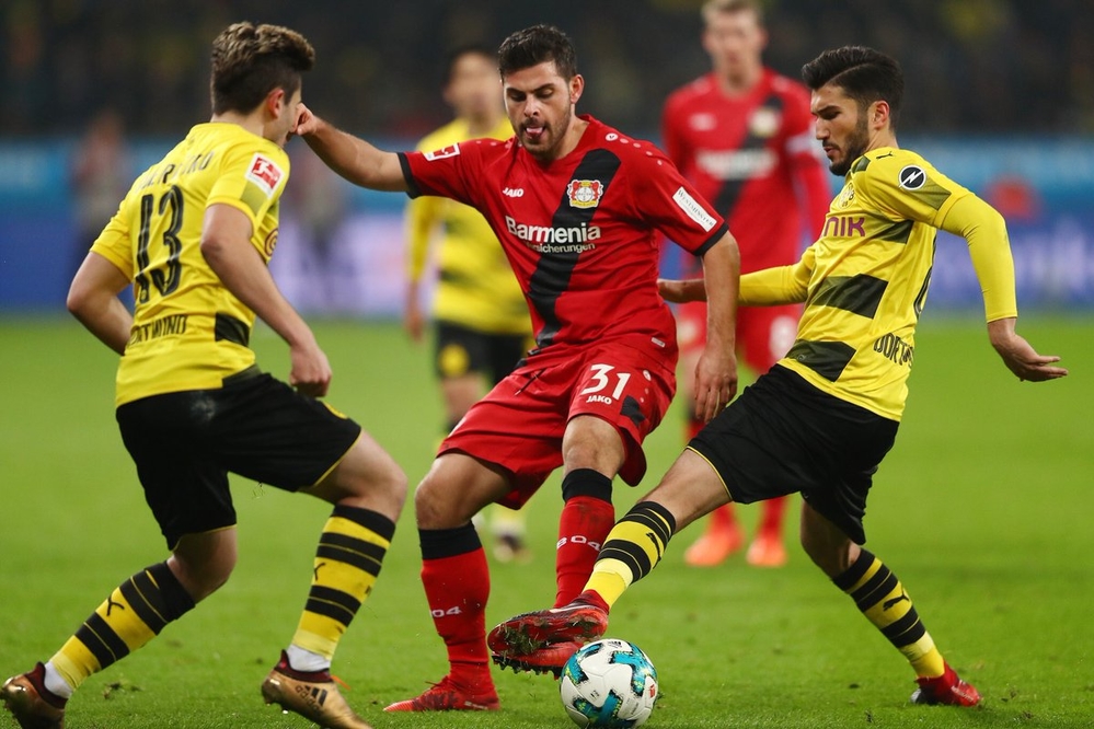 
Tiếp đón Borussia Dortmund trên sân nhà, Bayer Leverkusen có lẽ sẽ phải hết sức dè chừng bởi họ đag ngụp lặn ở nửa dưới BXH, trong khi Dortmund chỉ xếp sau Bayern Munich với thành tích bất bại (3 thắng, 2 hoà). Chắc chắn, Reus hay Kagawa sẽ biết cách xuyên thủng hàng phòng ngự Leverkusen, qua đó kéo dài chuỗi thành tích bất bại của mình lên con số 6.