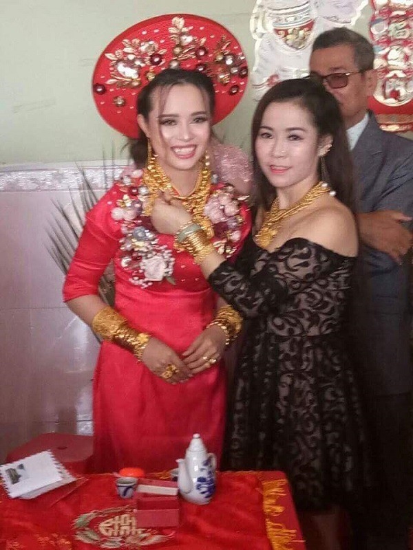 
Cô dâu Huyền Linh rạng rỡ nhận quà chúc phúc từ mọi người - Ảnh: Internet