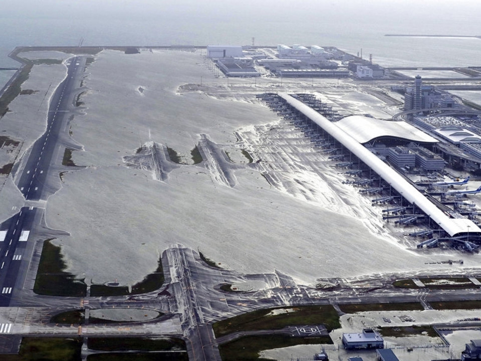 
Đường băng của sân bay Kansai hoàn toàn ngập trong nước lũ.