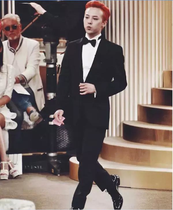 
Trước đó, tại show diễn thời trang Chanel Haute Couture được tổ chức tại Paris, G-Dragon đúng chuẩn nam thần với vest đen lịch lãm, mái tóc sáng màu sành điệu cực nổi bật. Sự xuất hiện khác lạ so với vẻ hầm hố thường thấy đã thu hút không ít sự chú ý của báo giới quốc tế.