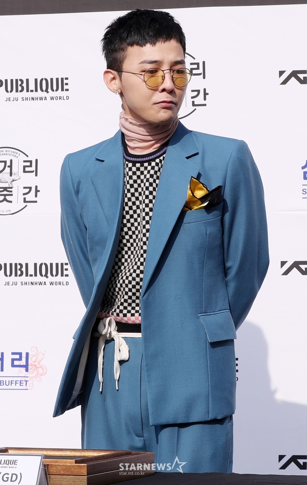 
Luôn biết cách làm mới vẻ bề ngoài, G-Dragon diện vest xanh phá cách vô cùng sành điệu.