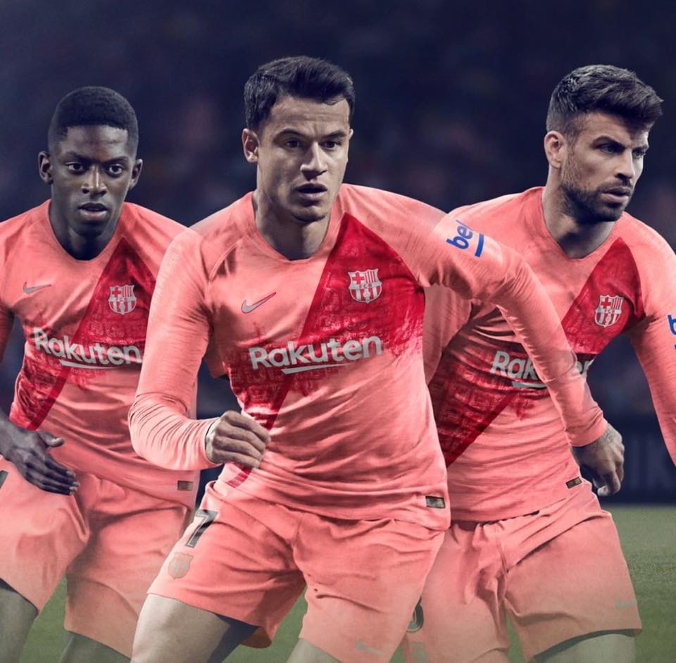 
Bộ trang phục thi đấu thứ 3 của Barca mùa 2018/19 lấy cảm hứng về thành phố Barcelona, mà cụ thể là quận L’Eixample. Dải sọc màu đỏ sẫm chạy dài từ vai phải xuống thắt lưng bên trái tượng trưng cho con đường nổi tiếng mang tính biểu tượng của Barcelona là Avinguda Diagonal. Dù mang nhiều ý nghĩa, tuy nhiên, màu sắc nữ tính của bộ áo đấu khiến nhiều CĐV đội bóng xứ Catalan cảm thấy không hài lòng.